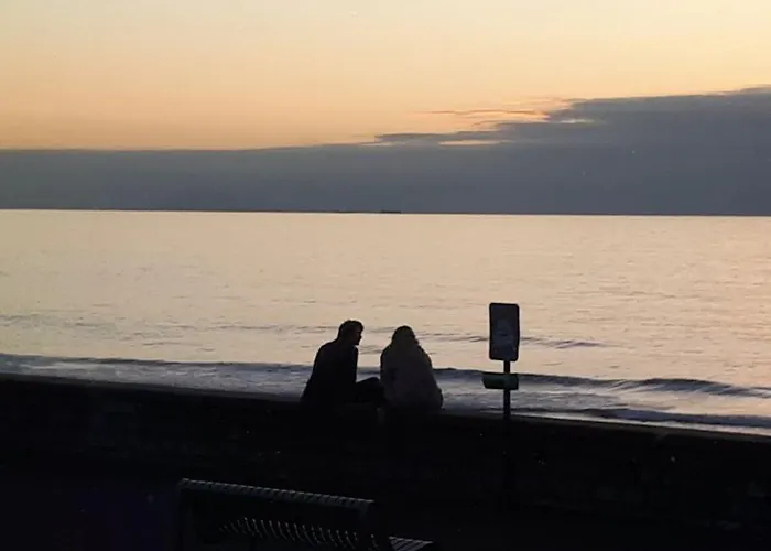 Face A La Plage Centrale Pour Cet Agreable T2