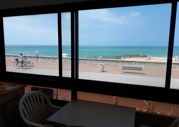 Face A La Plage Centrale Pour Cet Agreable T2